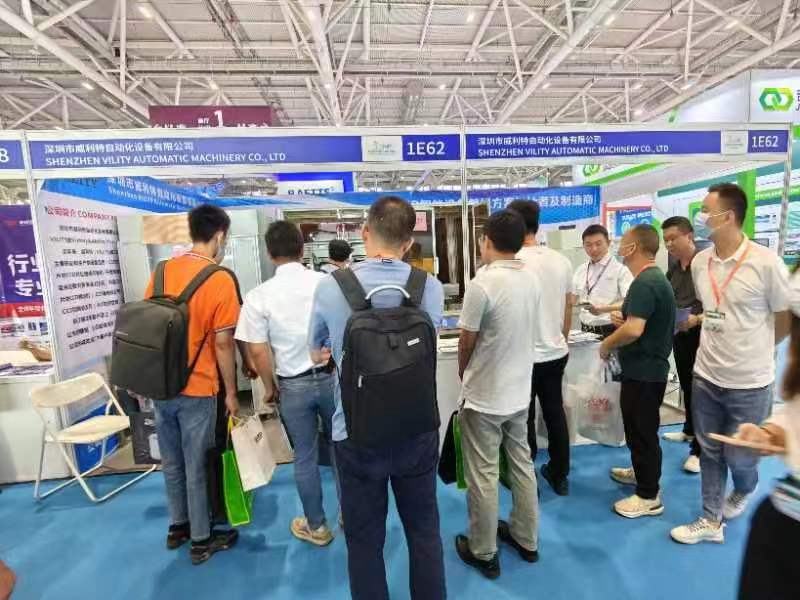 自動絲印機行業威利特展會為客戶講解絲印機專業技術